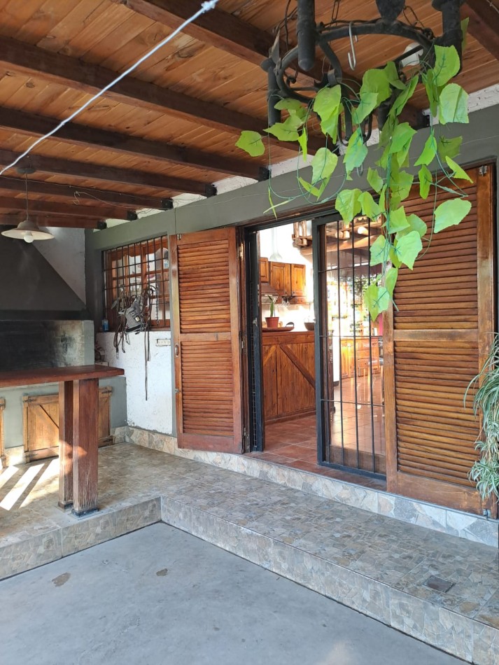 CASA EN VENTA 4 DORMITORIOS EN DORREGO GUAYMALLEN