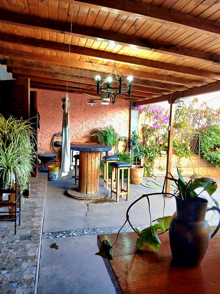 CASA EN VENTA 4 DORMITORIOS EN DORREGO GUAYMALLEN