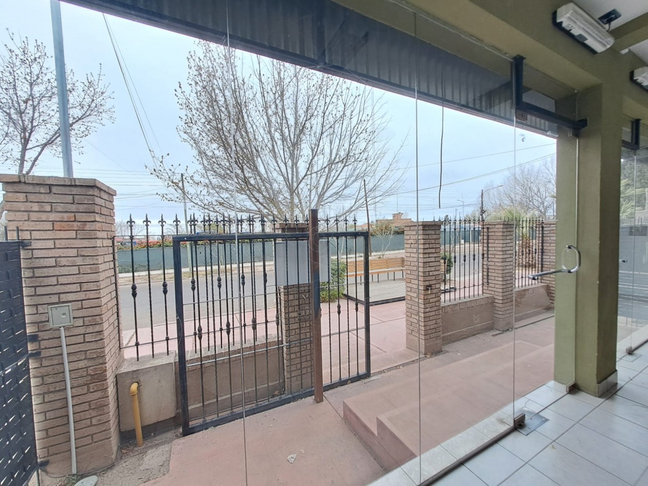 Local comercial en alquiler 100 m² en Vistalba - a metros de Roque Saenz Peña | Gran frente vidriado