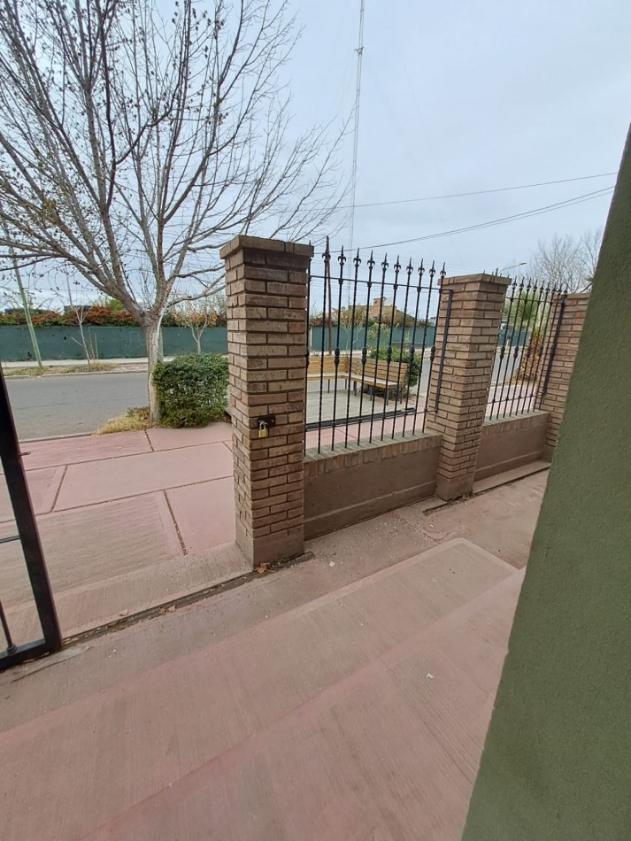 Local comercial en alquiler 100 m² en Vistalba - a metros de Roque Saenz Peña | Gran frente vidriado