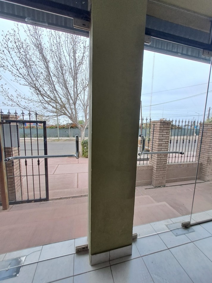 Local comercial en alquiler 100 m² en Vistalba - a metros de Roque Saenz Peña | Gran frente vidriado