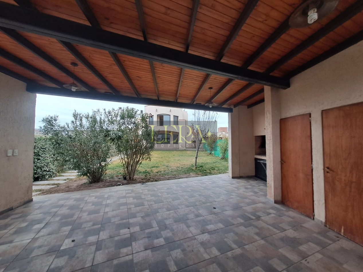 Casa de Categoria en Alquiler - Barrio Privado Cina Cina Norte - Guaymallen