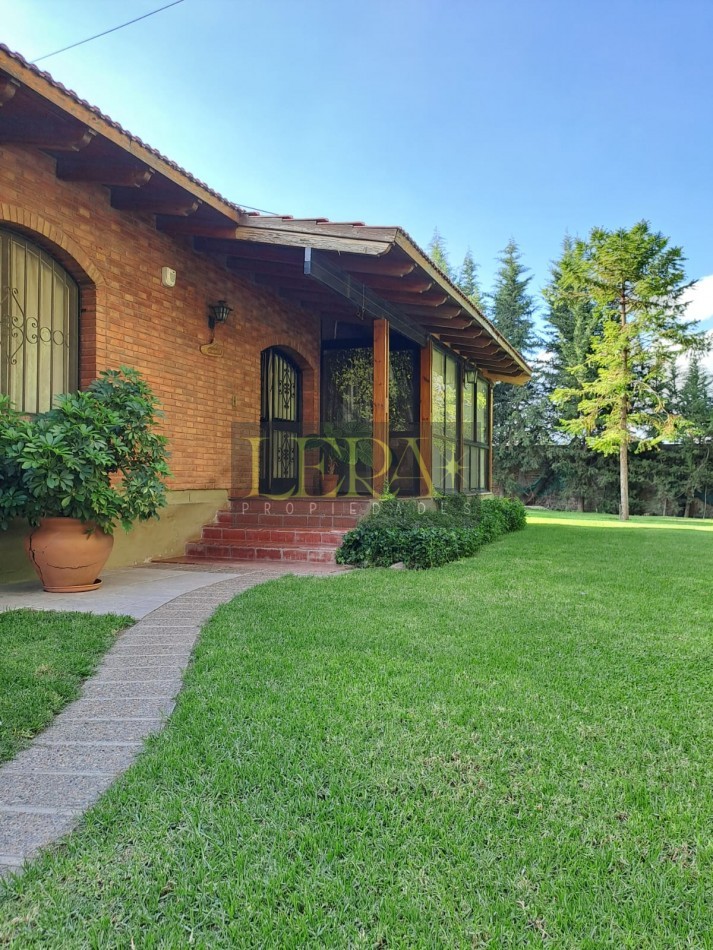 CASA EN VENTA CON 3 DORMITORIOS Y PISCINA EN LA SEXTA SECCION CIUDAD DE MENDOZA
