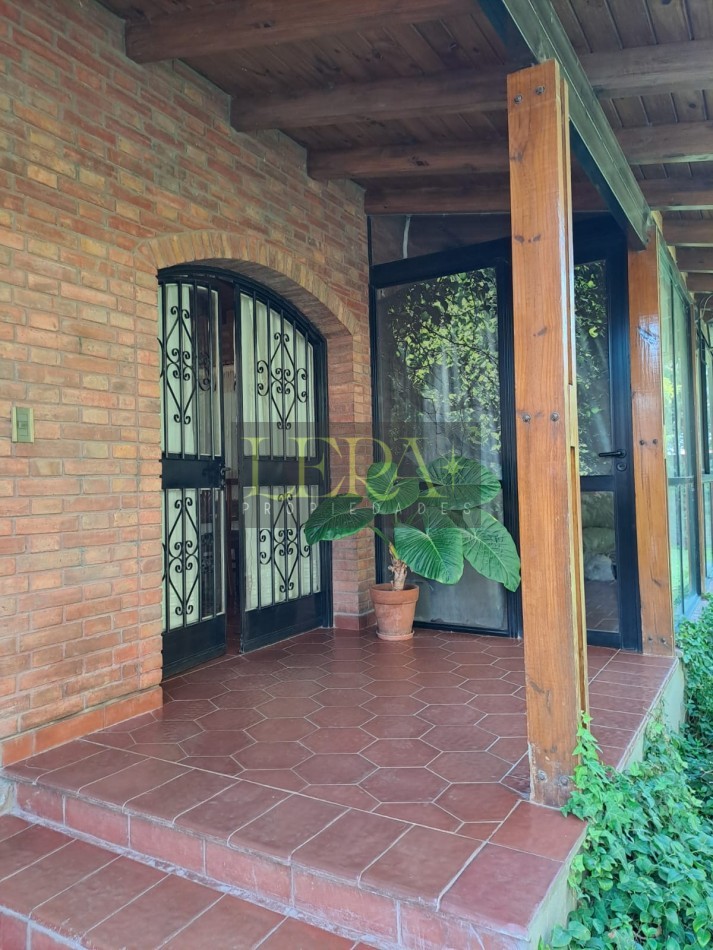 CASA EN VENTA CON 3 DORMITORIOS Y PISCINA EN LA SEXTA SECCION CIUDAD DE MENDOZA