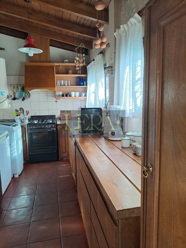 CASA EN VENTA CON 3 DORMITORIOS Y PISCINA EN LA SEXTA SECCION CIUDAD DE MENDOZA