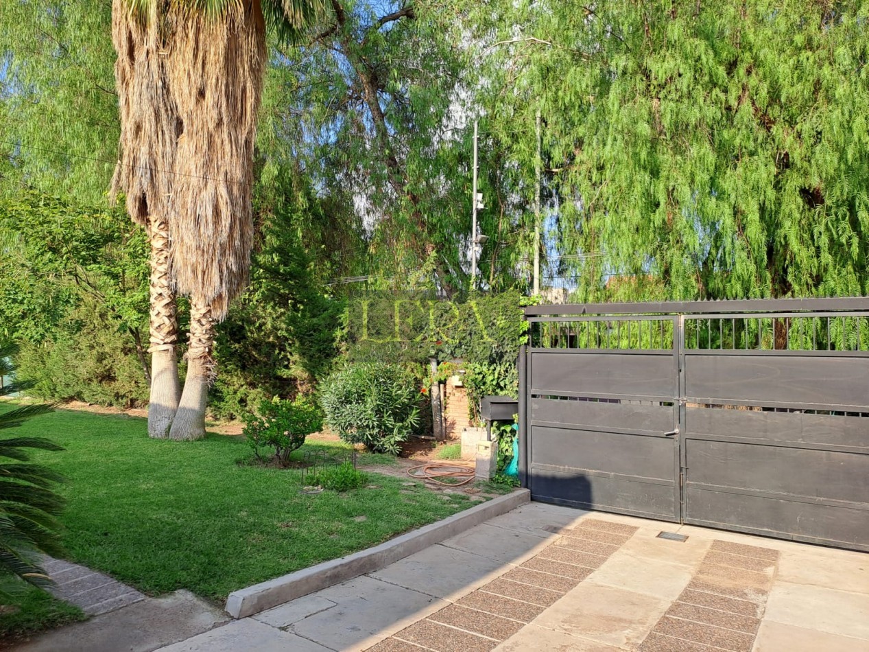 CASA EN VENTA CON 3 DORMITORIOS Y PISCINA EN LA SEXTA SECCION CIUDAD DE MENDOZA