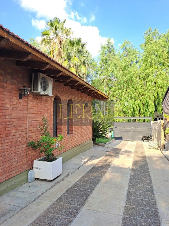 CASA EN VENTA CON 3 DORMITORIOS Y PISCINA EN LA SEXTA SECCION CIUDAD DE MENDOZA