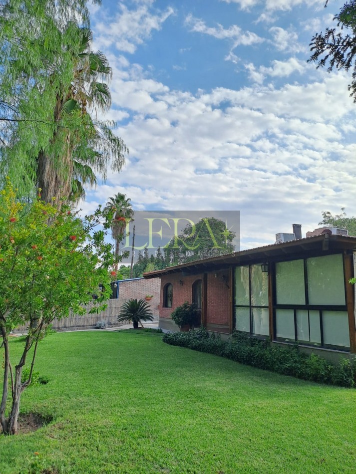 CASA EN VENTA CON 3 DORMITORIOS Y PISCINA EN LA SEXTA SECCION CIUDAD DE MENDOZA